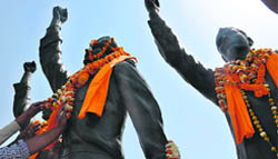 Residents pay tributes to Bhagat Singh, Rajguru and Sukhdev on their martyrdom day in Ludhiana 