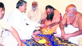 Union minister Harish Rawat holds talks with Akhada Parishad chief Mahant Gyandas in Haridwar on Tuesday.