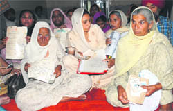 Riot victims show their documents at a gurdwara in Chandigarh
