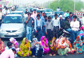 Angry residents jam traffic at the Dwarka bridge in New Delhi in protest against the poor supply of water in the area on Thursday.