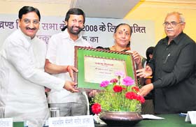 Governor Margaret Alva, CM Ramesh Pokhriyal Nishank and Assembly Speaker Harbans Kapoor honour Parliamentary Affairs Minister Parkash Pant (second from left) for being adjudged the Best Legislator in Dehradun