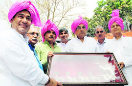 The Punjabi Mahasabha presents a memento to Haryana Chief Minister Bhupinder Singh Hooda to honour him for declaring Punjabi as the second language at his residence in Chandigarh on Thursday. 