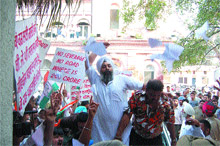 Congress workers, led by Secretary, Punjab Pradesh Congress Committee, Harpal Singh Bhatia (in white turban), protest against Mayor Shwet Malik.