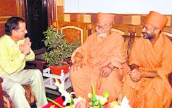 State Industries Minister Kishan Kapoor with the head of Akshardham temple Swami Atamswroop at Dharamsala on Friday. Photo: Kamaljeet