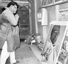 Trinamool Congress leader Partha Chattopadhyay pays his respects to Kanu Sanyal at the residence of the late Naxal leader at Seftullajote village near Siliguri on Friday.