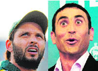 Shahid Afridi (left) and Younus Khan