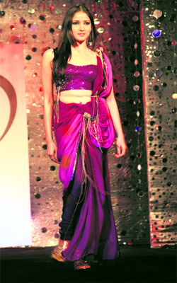 A model walks the ramp at a post-IPL party at Hotel MountView-10