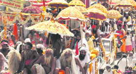 The procession of an akhada on its way to Har-ki-Pauri.