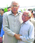 K Governor NN Vohra hugs one of his old colleagues during his recent visit to Nurpur, where he served as the SDM in the early sixties.