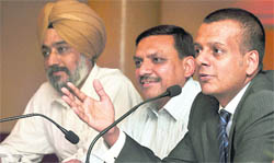 An expert delivers a lecture on Global economic environment and financial markets  in Ludhiana.