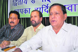 Hira Singh Bisht, a former Uttarakhand minister, addresses mediapersons in Dehradun