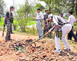 Bomb disposal squad inspects the spot after a landmine blast at Bamal in West Midnapore district on Saturday.