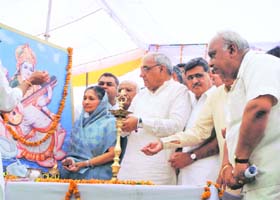 Chief Minister Bhupinder Singh Hooda lights the ceremonial lamp to mark the inauguration of a Punjabi mahasammelan in Hisar