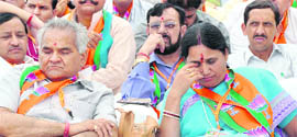 Uttarakhand minister Matbar Singh Kandari and legislator Asha Nautiyal seem to be taking a nap at the meeting as Advani delivers his address.