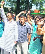     Congress workers protest for the removal of a liquor shop from the bypass rRoad in Dehradun on Monday.