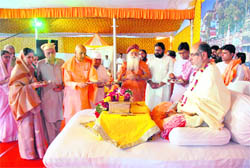 Spiritual guru Ramesh Bhai Ojha narrates the Bhagwat katha in Haridwar