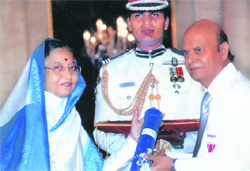 Dr Jitender Udhampuri receives the Padma Shri from President Pratibha Patil in New Delhi.