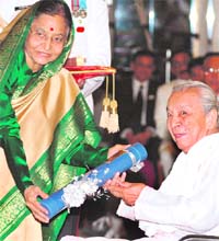 President Pratibha Patil confers the Padma Vibhushan on Zohra Sehgal in New Delhi