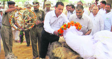 City Magistrate Manjit Singh lays a wreath on the body of martyr Pradeep Kumar, who died in a Naxal attack, on behalf of the Haryana Governor in Aalampur village in Bhiwani on Thursday.