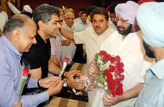 Former Chief Minister Capt Amarinder Singh being welcomed at his book release function in Amritsar.