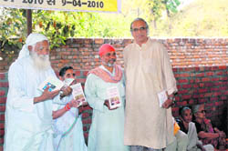 Sunderlal Bahuguna, Vimla Bahuguna, Dr Anil P Joshi and Bharat Dogra release suggestions for a Himalayan policy at Shuklapur village near Dehradun