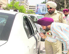 A fingerprint expert examines the car from which a bag containing Rs 5 lakh was stolen.