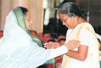 Lance Naik Sujit Babus mother receives Shaurya Chakra on behalf of her son from President Pratibha Patil during the Defence Investiture Ceremony at Rashtrapati Bhavan