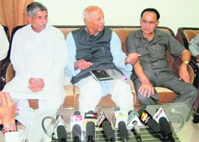 President of the All-India Kisan Khet Mazdoor Congress Shamsher Singh Surjewala addresses a press conference in Kaithal