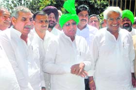 Om Prakash Chautala along with other MLAs outside Haryana Raj Bhawan in Chandigarh