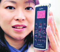 A Sanyo employee unveils the world's lightest IC recorder with AM/FM radio tuner called the "Xacti ICR-XRS120MF" in Tokyo on Sunday. The recorder, which weighs 66 grams, can record MP3 or Linear PCM and also AM/FM radio programmes.