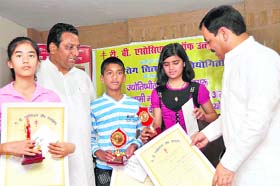 Uttarakhand Leader of Opposition Harak Singh Rawat and Dehradun Mayor Vinod Chamoli present prizes to winners of a painting competition organised by the TB Association of Uttarakhand in Dehradun