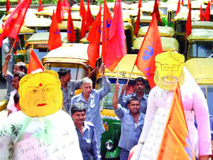 Activists of the autorickshaw drivers union shout slogans against the Delhi government during a demonstration at Jantar Mantar in New Delhi on Monday.