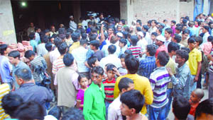 A crowd gathers at the explosion spot in Jamia Nagar on Monday.