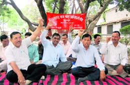 Forest guards hold a demonstration in Dehradun on Monday. A Tribune photograph
