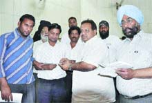 Avinash Chander, Chief Parliamentary Secretary for Health and Family Welfare, honours visually impaired students at Guru Nanak Library in Jalandhar. 