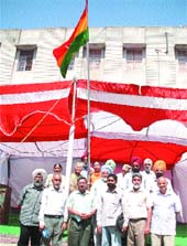 The flag being hoisted on the occasion of 97th foundation day of Ghadar Party at Desh Bhagat Yaadgar Hall in Jalandhar.