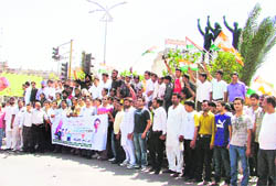 Youth Congress workers form a human chain to pay tributes to martyrs on Baisakhi in Ludhiana