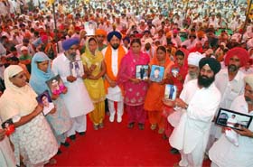 Balwant Singh Ramoowalia, president Lok Bhalai Party, along with the members of 17 families who are facing death sentenced in the UAE, at Talwandi Sabo