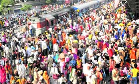 A massive crowd at Haridwar railway station on Thursday. Tribune photo: Rameshwar Gaur