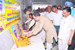 Former Haryana Finance Minister Virender Singh pays floral tributes to social workers of Ladwa  former MLA Om Prakash and Rameshwar Dass Bansal (Kheri Wale)  before inaugurating a medical camp at Baba Bansi Wala Old Age Home, Ladwa.