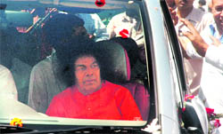 Shri Sathya Sai Baba who arrived at Jubbar Hatti airport, 25 km from Shimla