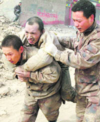 Soldiers of the Chinese Peoples Liberation Army carry a survivor rescued after strong earthquakes in Yushu County on Wednesday. The death toll has risen to 617, Xinhua reported