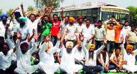 Akali leaders block road at Rajasansi in Amritsar in protest against the alleged land grabbing by another Akali leader at Kotladoom village. A Tribune photo