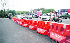 To decongest the ever-busy Bikram Chowk in Jammu, the traffic police has put up a barricade in the middle of the road for diversion