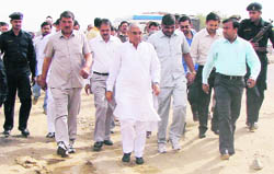 Chief Minister BS Hooda inspects the progress of work on the KMP expressway at Pachgaon village in Gurgaon