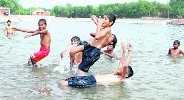 The lake in Sector 42, Chandigarh, turned into a swimming pool for these youngsters attempting tobeat the heat on Sunday. 