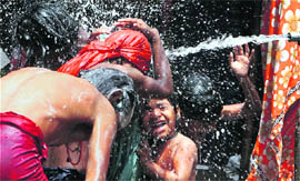 With the mercury breaking records across the country, these boys decided to take things in their own hands on a sizzling Sunday in New Delhi. 