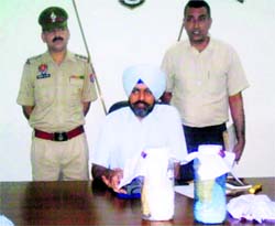 SSP Sukhminder Singh Mann shows the heroin recovered from the four accused in Khanna on Sunday. A Tribune photograph