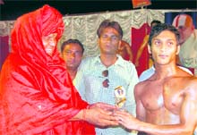 Mahamandaleshwar Soham Baba presents a prize to a winner. Tribune photos: Rameshwar Gaur