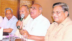 State president of the Akhil Bhartiya Aggarwal Sammelan Amrit Lal Aggarwal addresses mediapersons in Ludhiana